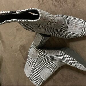 Gray and white boots, women’s 7.5